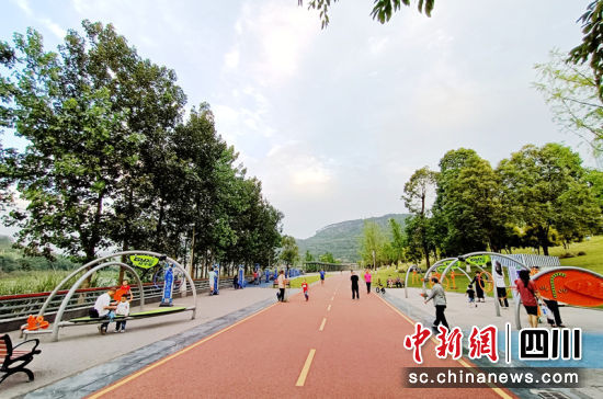 三江口长江公园内的健身设施吸引众多市民。陈忆 摄